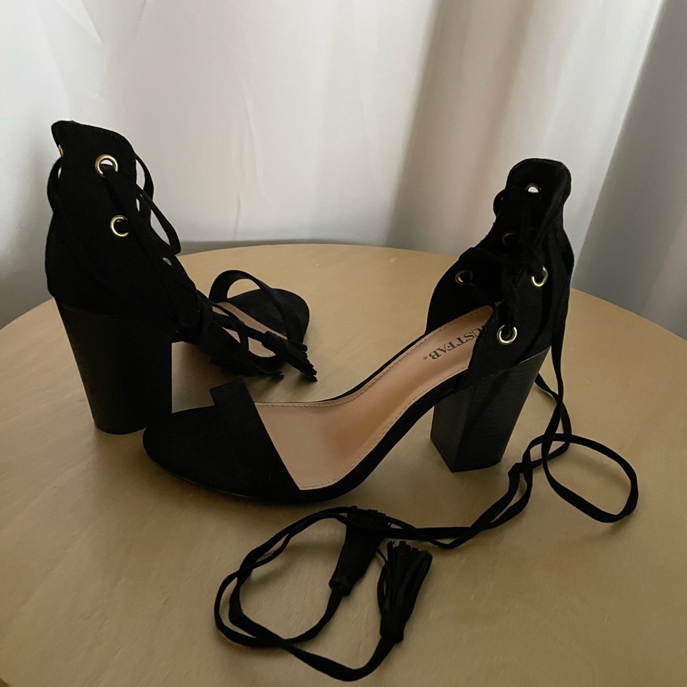 Just fab size 8.5 wide width. Never worn